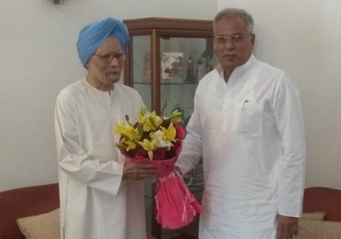 सीएम भूपेश ने पूर्व पीएम मनमोहन सिंह से की मुलाकात, छत्तीसगढ़ को एक मॉडल स्टेट के रूप में स्थापित करने कही बात