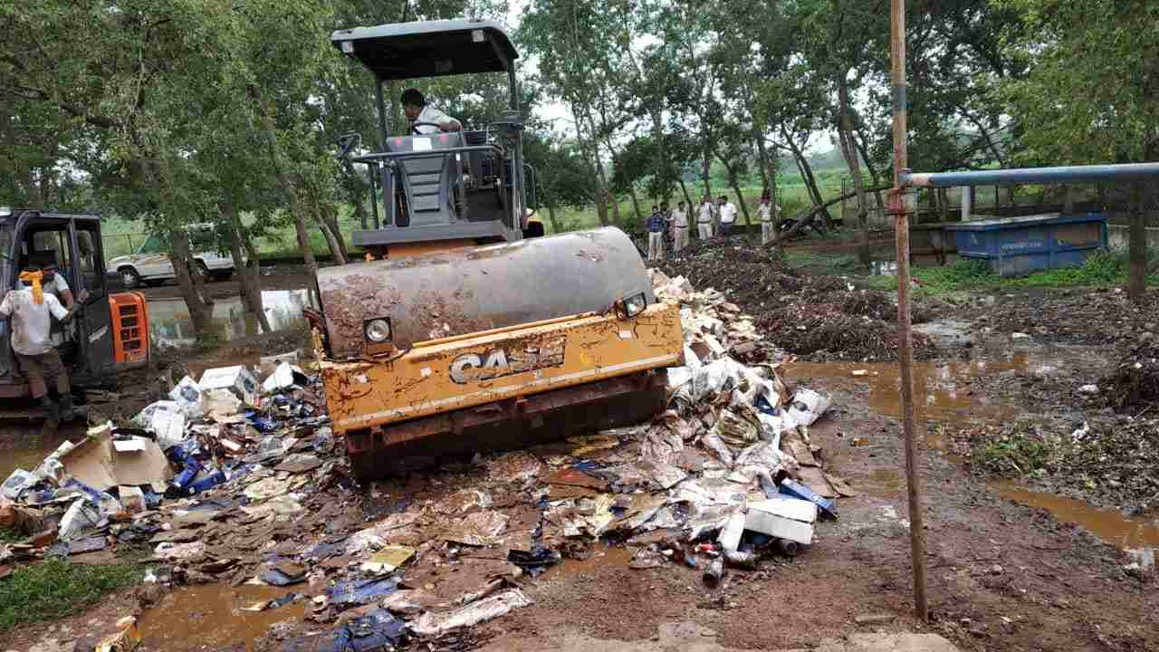 पुलिस ने अलग-अलग थानों से जब्त करोड़ों रुपए के अवैध शराब का किया नष्टीकरण