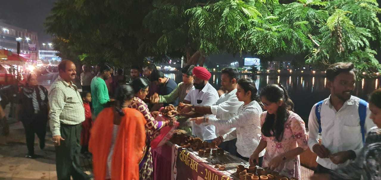 तेलीबांधा तालाब के किनारे एक लाख मिट्टी के दीयों का निशुल्क वितरण, हर वर्ग के लोग पहुंचे लेने