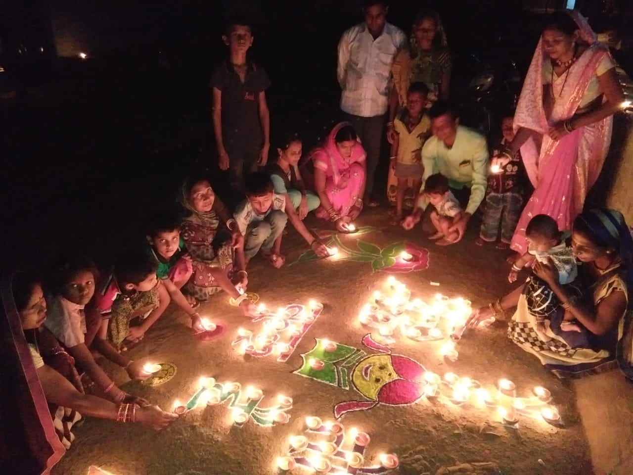 ‘बेटी है तो कल है’ के थीम पर जगन्नाथपुर में हर आंगन हुआ रौशन, बेटियों के सम्मान में 115 घरों में बांटे दीये