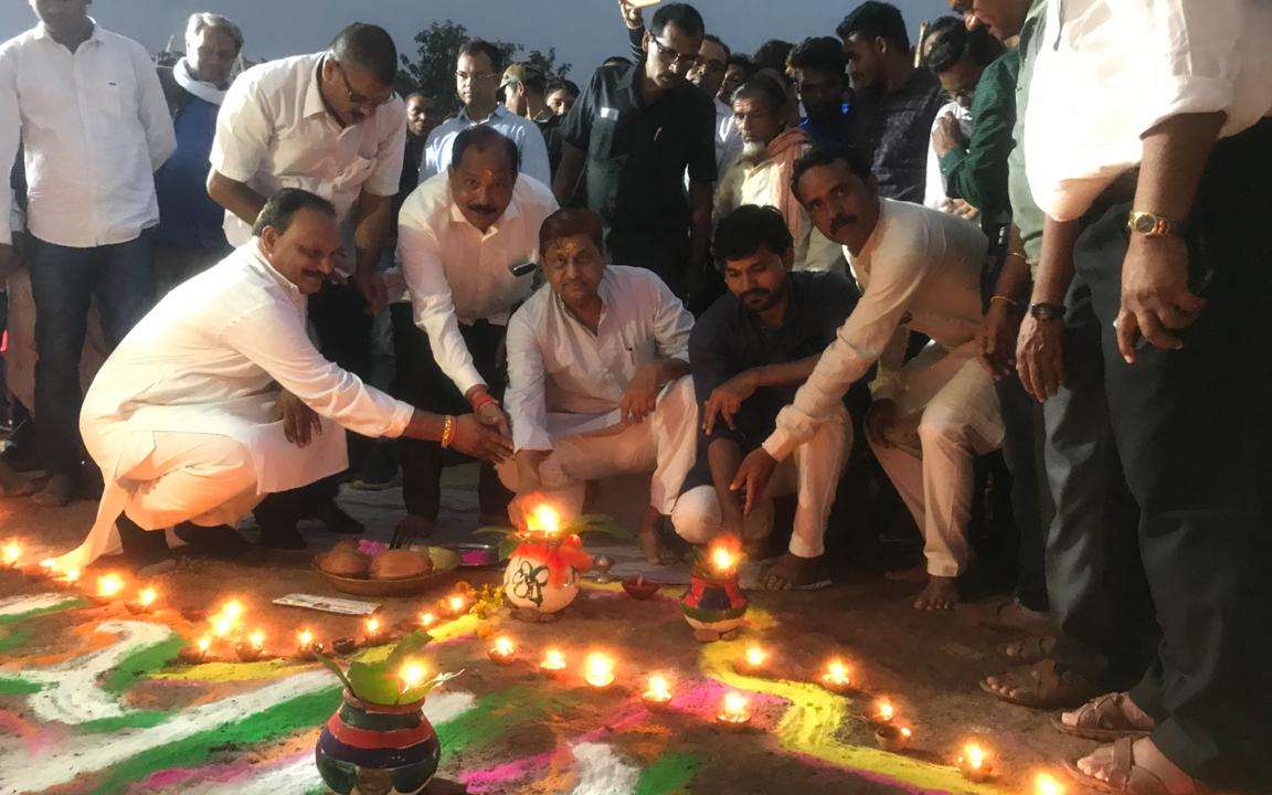 गौठान दिवस पर मंत्री अकबर ने गायों की पूजा-अर्चना कर खिलाया चारा-खिचड़ी, दीये भी जलाए