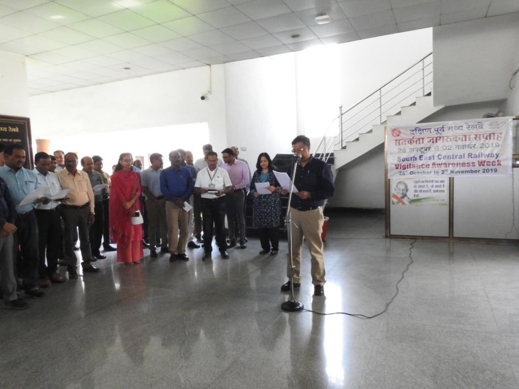रायपुर रेल मंडल ने ’सतर्कता सप्ताह’ का किया आयोजन, स्टेशन में नुक्कड नाटक के जरिए जागरूकता का दिया संदेश
