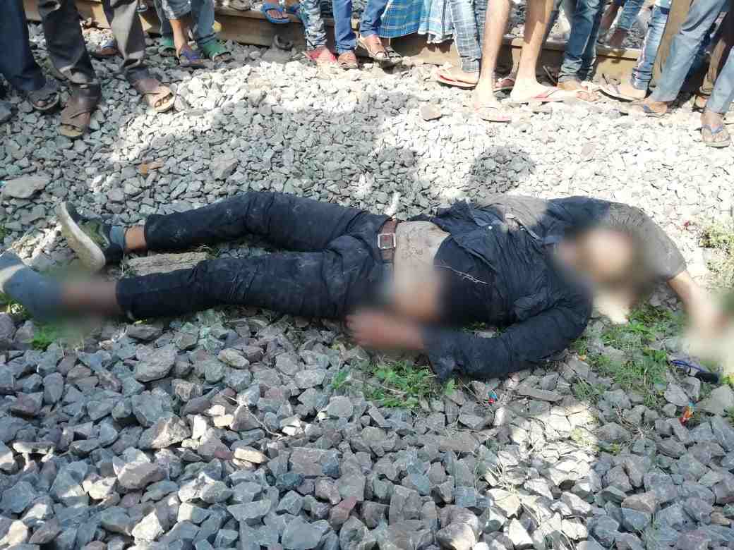 रेलवे ट्रैक के किनारे मिला अज्ञात युवक का शव, पुलिस ट्रेन से गिरकर मौत होने की जता रही आशंका