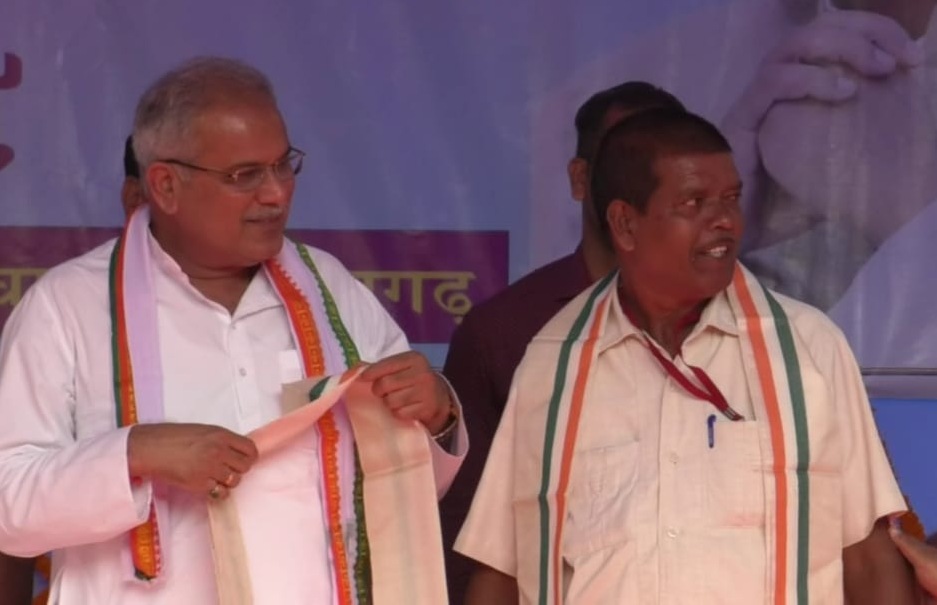 बड़ी खबरः बसपा को बड़ा झटका, सीएम भूपेश के सामने कुर्मी समाज के अध्यक्ष समेत 500 से अधिक कार्यकर्ता कांग्रेस में शामिल