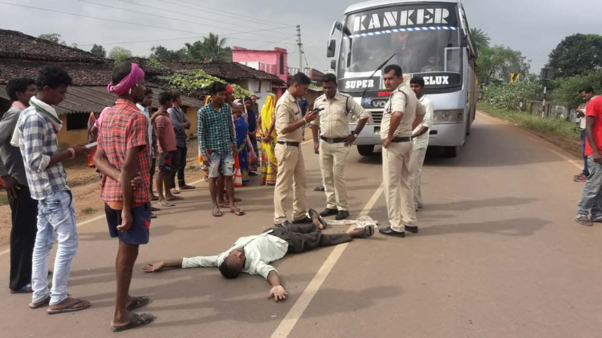 सड़क हादसे में युवक की मौके पर दर्दनाक मौत, गुस्साए ग्रामीणों ने किया चक्काजाम, पुलिस के साथ प्रशासनिक अधिकारी मौके पर पहुंचे…
