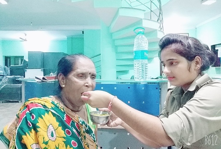 मां को भूखा-प्यासा छोड़कर चला गया बेटा तो महिला कांस्टेबल ने किया कुछ ऐसा…