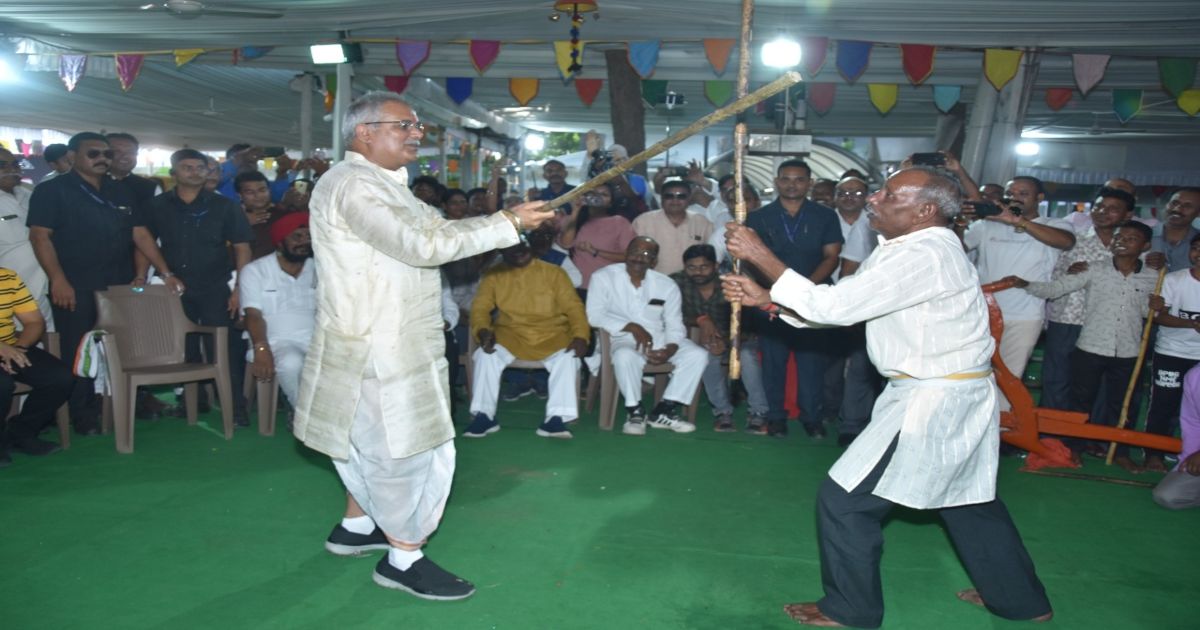 कोड़ा खाने के बाद सीएम भूपेश ने भांजी लाठी, देखिये तस्वीरें