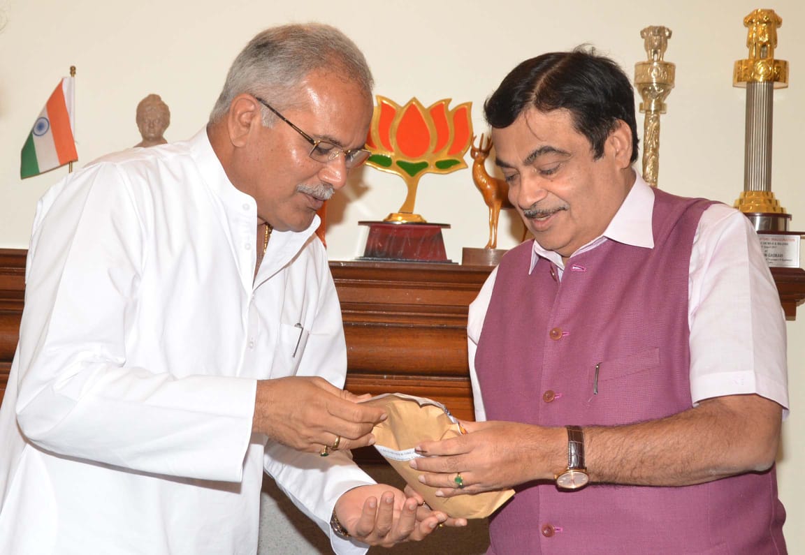 नितिन गडकरी से मुलाकात में सीएम भूपेश बघेल ने याद दिलाई घोषणा, केन्द्रीय मंत्री ने कहा जल्द करेंगे पूरा