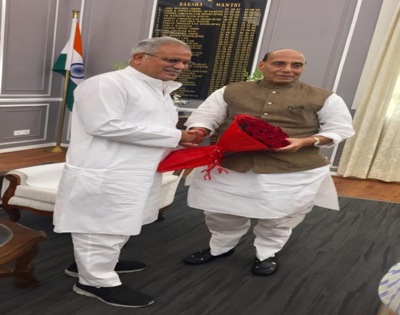 सीएम भूपेश ने रक्षा मंत्री राजनाथ सिंह से की मुलाकात, एयरबेस स्थापना की प्रक्रिया जल्द पूरा कराने किया अनुरोध