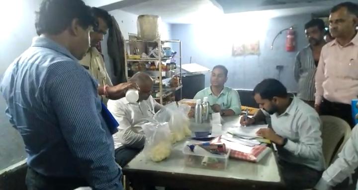 दीपावली से पहले जिला प्रशासन और खाद्य विभाग की बड़ी कार्रवाई, इस होटल से डेढ़ क्विंटल खोवा और आधा क्विंटल मिठाईयां की जब्त