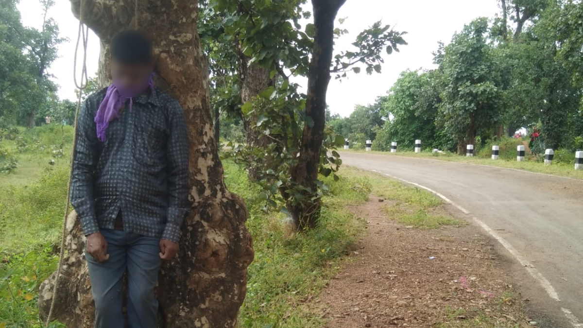 नक्सली इलाके में किराना दुकान संचालक की पेड़ पर टंगी लाश से मची सनसनी, जांच में जुटी पुलिस