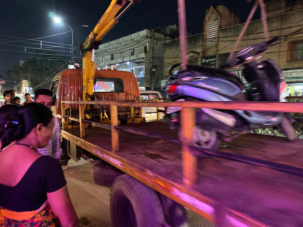 ट्राफिक पुलिस की कार्रवाई से बाजार में हुई ट्रैफिक जाम, लोगों में भारी आक्रोश …