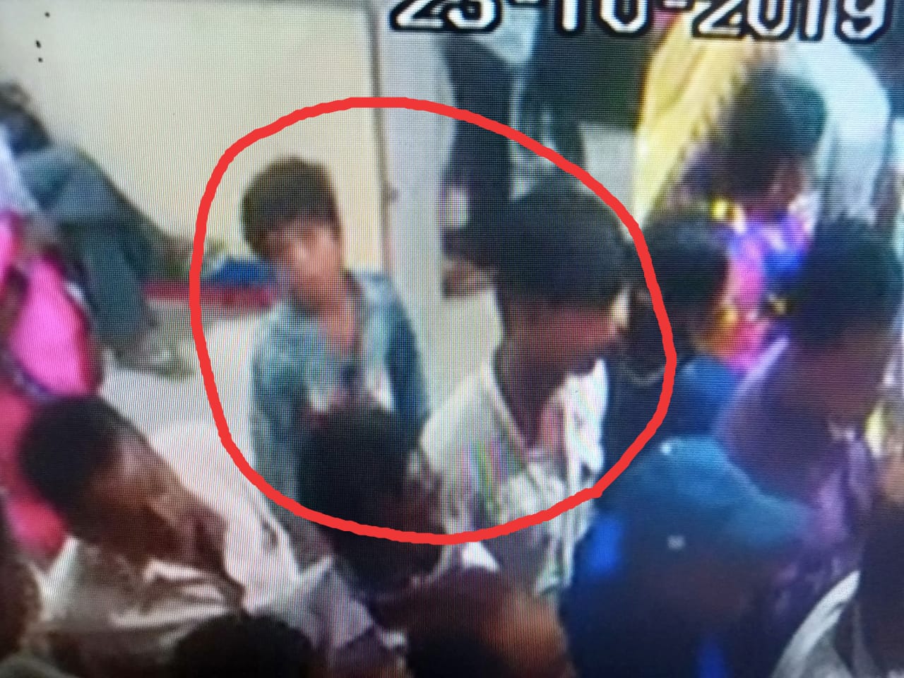सेंट्रल बैंक में पंचायत सचिव से एक लाख की उठाईगिरी, वारदात CCTV में कैद, आरोपी की तलाश में जुटी पुलिस