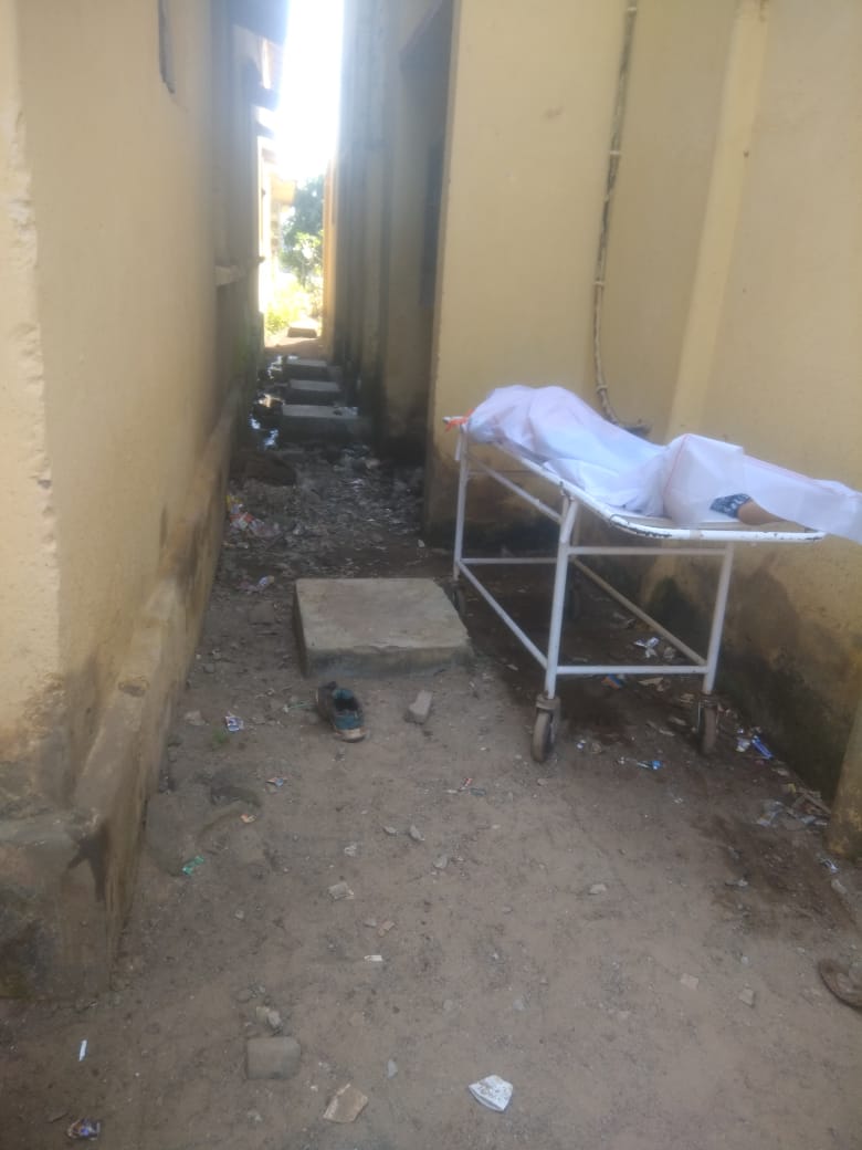 जहर खाकर युवक ने की आत्महत्या, डॉक्टरों की लापरवाही से अस्पताल के बाहर गंदगी में घंटो पड़ी रही मृतक की लाश…