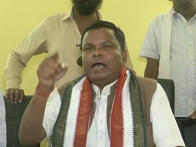 VIDEO : “दिल दिया है…” गाने पर झूमते नजर आए मंत्री कवासी लखमा