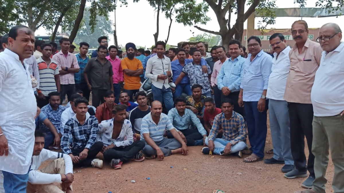 दो गुटों के बीच मारपीट की घटना ने लिया राजनीतिक रंग, थाना परिसर में कांग्रेसियों ने किया प्रदर्शन, भाजपा के सांसद और विधायक पहुंचे…
