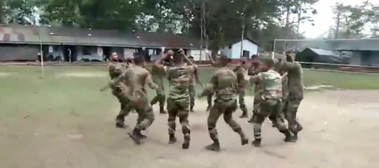 गरबा कर रहे जवानों का Video Viral