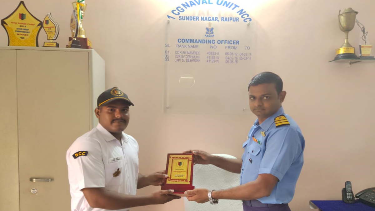 नौसेना एनसीसी रायपुर के कैडेट ने फायरिंग में हासिल किया गोल्ड मैडल, नौसेना एनसीसी के सीओ ने किया सम्मानित…