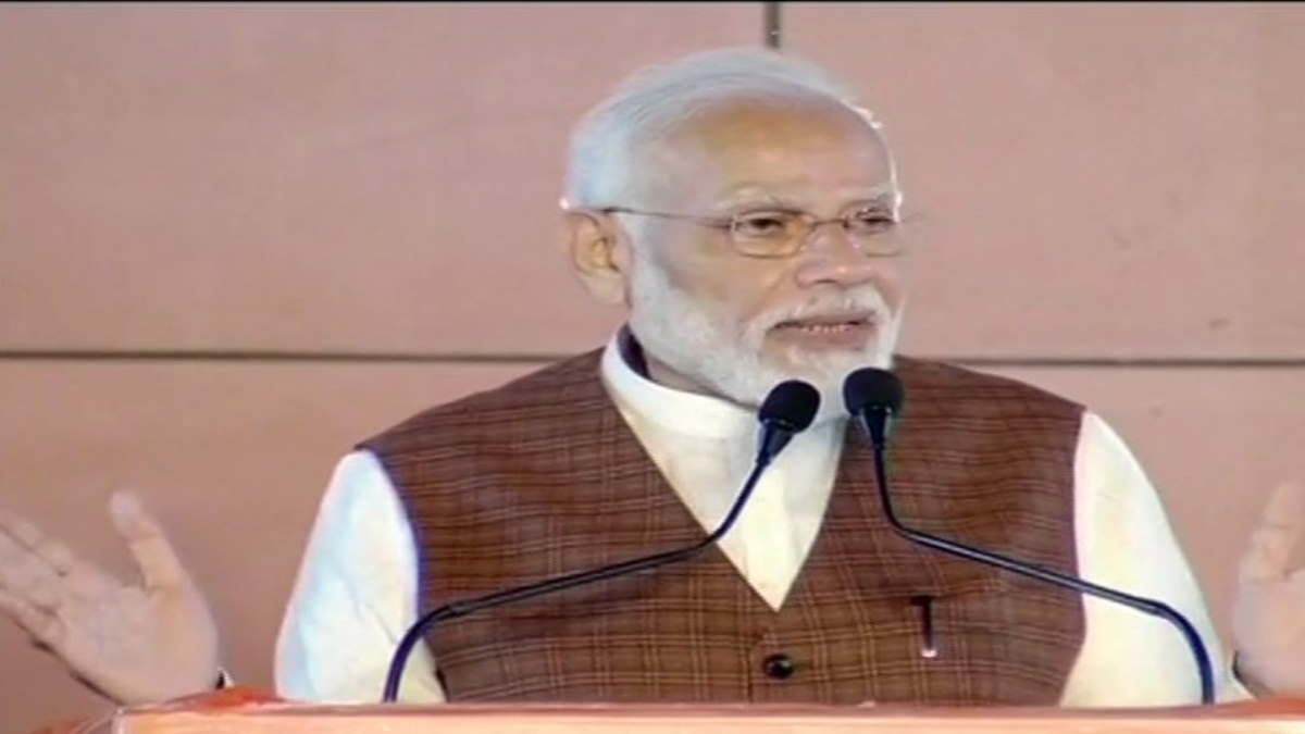 कभी मोदी ने की थी इस दंपति की तारीफ अब गांव वालों ने गांव से निकाला