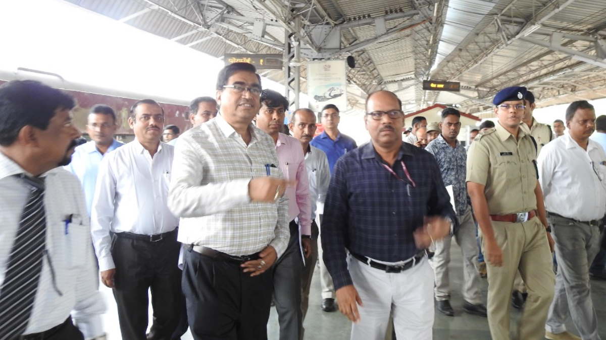 रायपुर पहुंचे रेलवे जीएम गौतम बनर्जी, स्टेशन में दी जा रही जनसुविधाओं के साथ सेल्फी प्वाइंट का किया अवलोकन