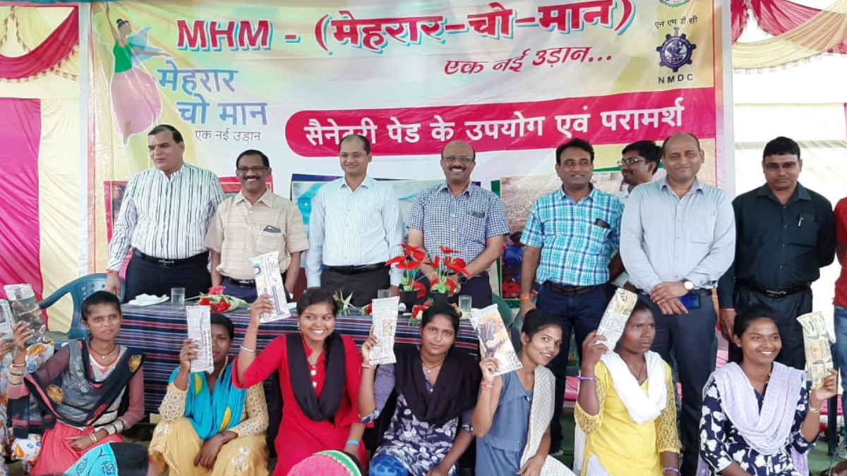 ‘मेहरार चो मान’ से आदिवासी अंचल में माहवारी के प्रति महिलाओं को कर रहे जागरूक, इस पहल में छत्तीसगढ़ सरकार के साथ एनएमडीसी की भागीदारी