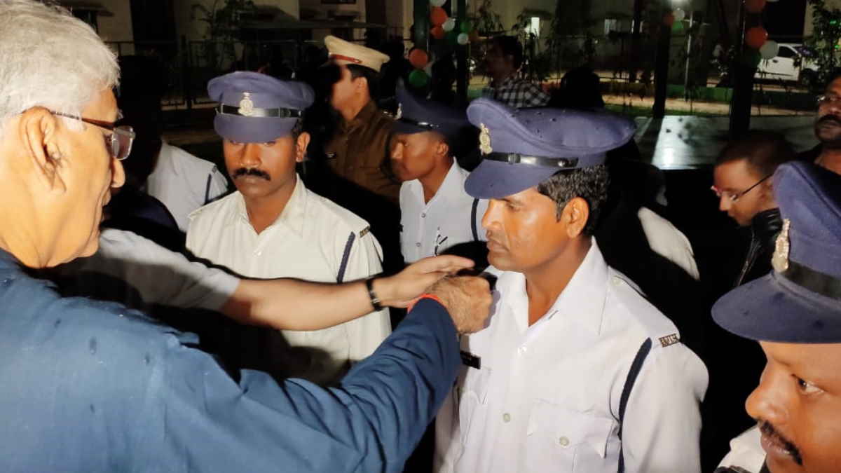 आम जनता के साथ बेहतर सामंजस्य के लिए पुलिसकर्मियों के कंधे पर लगा कैमरा, मंत्री टीएस सिंहदेव ने सरगुजा से की शुरुआत…