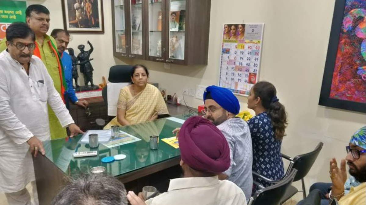 वित्त मंत्री पर फूटा पीएमसी बैंक के ग्राहकों का गुस्सा, आरबीआई ने बैंक खाते से पैसे निकालने पर लगाई है पाबंदी…