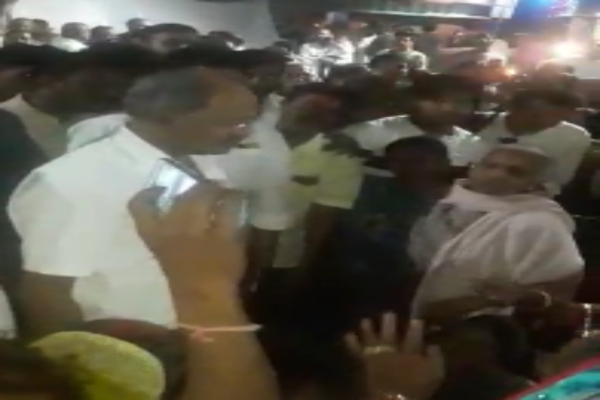 VIDEO : पूर्व मंत्री बृजमोहन अग्रवाल का महिलाओं ने किया विरोध, कहा- हमें आप पर विश्वास नहीं, यहां से चले जाइए…