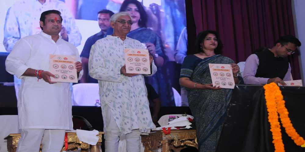 विपरीत परिस्थितियों में काम कर रहे डॉक्टर और कर्मचारियों का वीडियो देखकर भावुक हुए स्वास्थ्य मंत्री, कहा- आप लोग ही हमारे हीरो