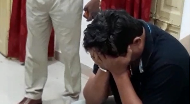 VIDEO : सर्किट हाउस में पुलिस की छापामार कार्रवाई, पूर्व विधायक का रिश्तेदार एक युवती के साथ गिरफ्तार !