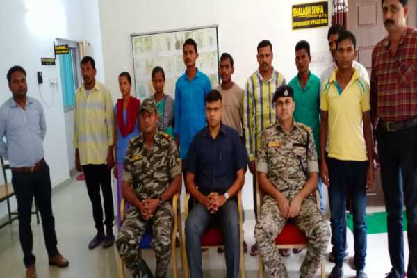 माओवादियों के खिलाफ चलाए जा रहे अभियान में पुलिस को मिली बड़ी सफलता, दंपत्ति समेत 9 नक्सलियों ने किया सरेंडर,आत्मसमर्पण करने वाले नक्सलियों में 10 लाख का इनामी भी शामिल …