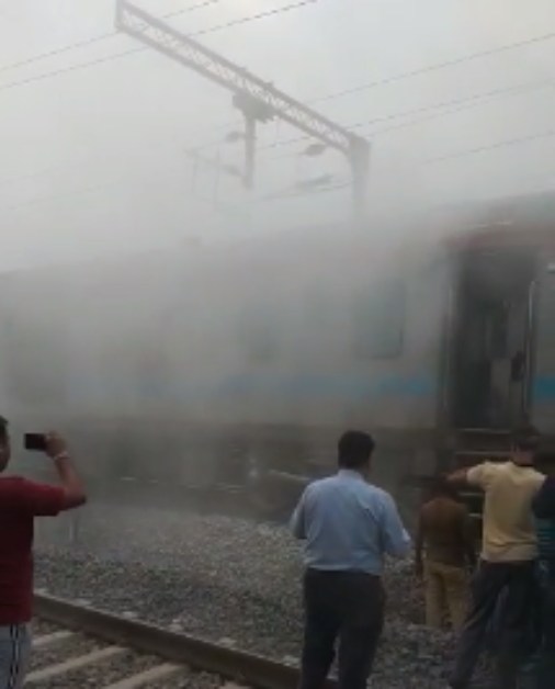 VIDEO: हावड़ा शिरडी एक्सप्रेस ट्रेन के एसी बोगी में लगी आग, मची अफरा-तफरी
