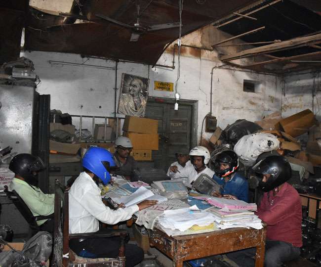 इस ऑफिस में हेलमेट पहनकर काम करते हैं कर्मचारी, वजह भी जानलेवा है