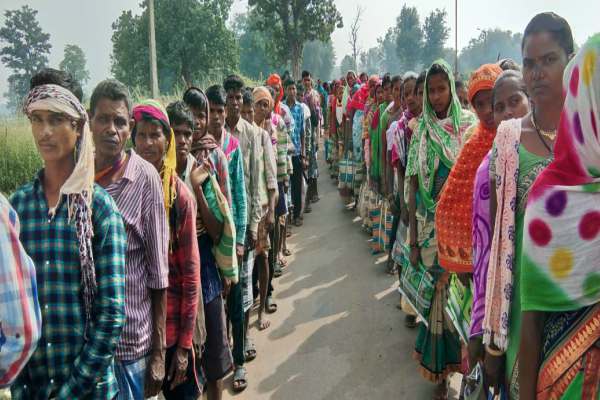 नवीन पुलिस कैम्प के विरोध में फिर सड़कों पर उतरें हजारों ग्रामीण, कहा- पानी बिजली पहले कैम्प बाद में लगाना…