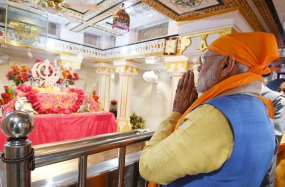 करतारपुर कॉरिडोर के उद्घाटन से पहले पीएम नरेंद्र मोदी ने गुरुद्वारे में टेका मत्था, देखे कैसे लिया लंगर का प्रसाद