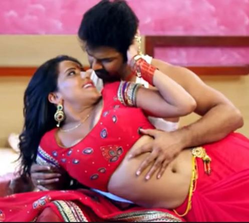 इस एक्ट्रेस का Bedroom में हॉट डांस, इंटरनेट में मचा रहा धमाल