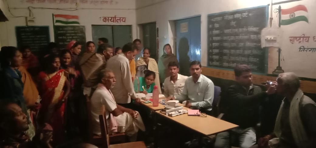 हैलोजन से 120 ग्रामीणों की आंखों में इंफेक्शन, 10 की हालत गंभीर, स्वास्थ्य विभाग ने लगाया शिविर