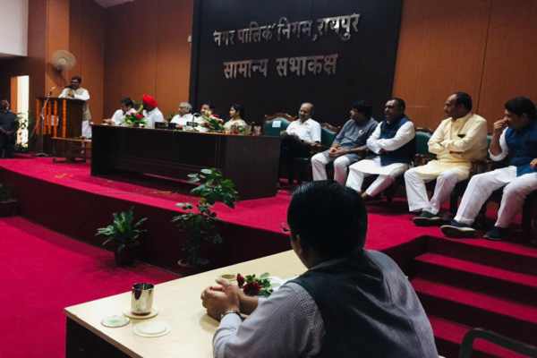 रायपुर नगर निगम की अंतिम सामान्य सभा रही खास, राज्यगीत अरपा पैरी के धार से कार्यक्रम की हुई शुरूआत…