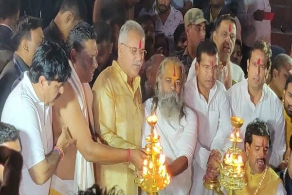 VIDEO- मुख्यमंत्री भूपेश बघेल ने महादेव घाट पर किया कार्तिक पूर्णिमा स्नान, गंगा आरती कर की प्रदेशवासियों की सुख-समृद्धि की कामना