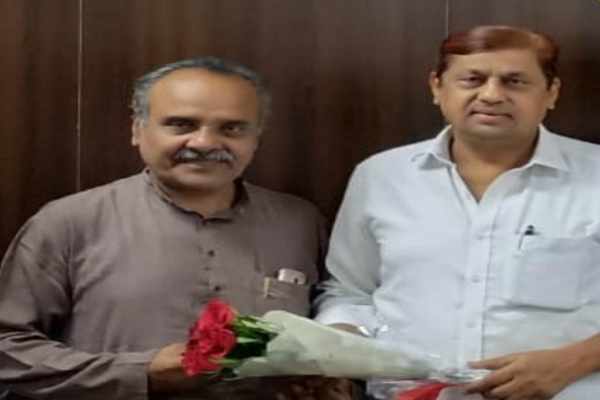 वन मंत्री मोहम्मद अकबर से कवि मीर अली मीर ने की सौजन्य मुलाकात, मंत्री ने पंडित सुन्दरलाल शर्मा सम्मान मिलने पर दी बधाई