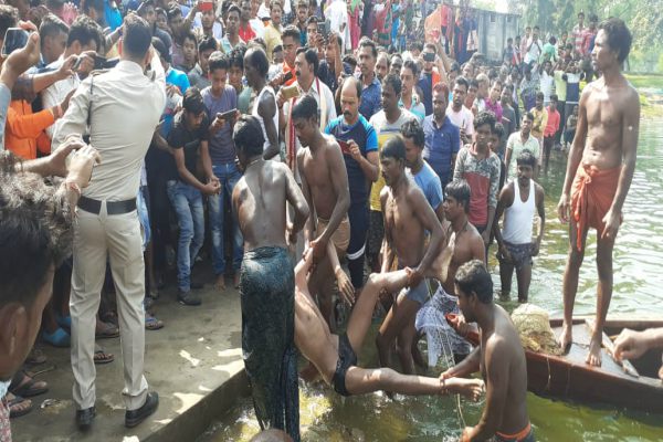 कार्तिक पूर्णिमा पर नदी में स्नान करने गए तीन दोस्तों में से एक की डूबने से मौत, गोताखोरों की मदद से शव को निकाला बाहर…