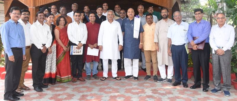 मुख्यमंत्री भूपेश ने राज्य स्थापना दिवस पर ‘सुराजी गांव योजना’ के प्रशिक्षकों को किया सम्मानित