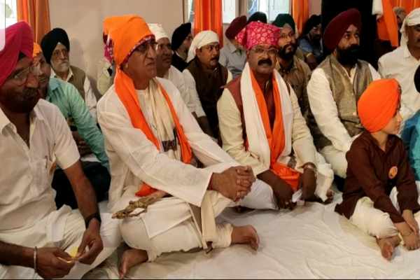 गुरु नानक जयंती : स्वास्थ्य मंत्री टीएस सिंहदेव व खाद्य मंत्री अमरजीत भगत गुरु नानक जयंती के कार्यक्रम में हुए शामिल