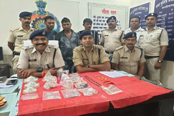 छत्तीसगढ़ : दिन में करते थे बस में कंडक्टरी रात में करते थे घरों में चोरियां, तीन आरोपी चढ़े पुलिस के हत्थे…