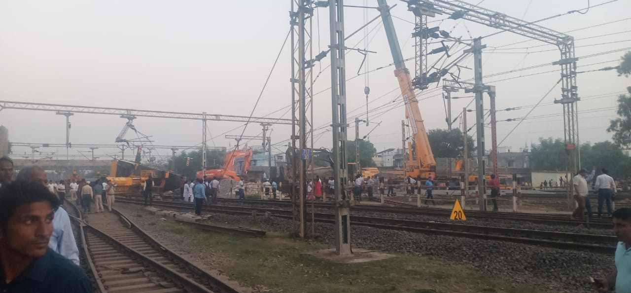 BREAKING : निर्माण कार्य में लगी क्रेन रेलवे पटरी पर गिरी, हावड़ा मुंबई मुख्य मार्ग बाधित, कई ट्रेनें प्रभावित…