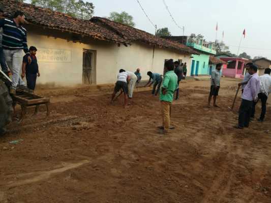 नेक पहल : गांव की खस्ताहाल सड़क की मरम्मत का उठाया बीड़ा, लगातार 8 दिनों से गड्ढे पाटने में जुटे ये युवा…