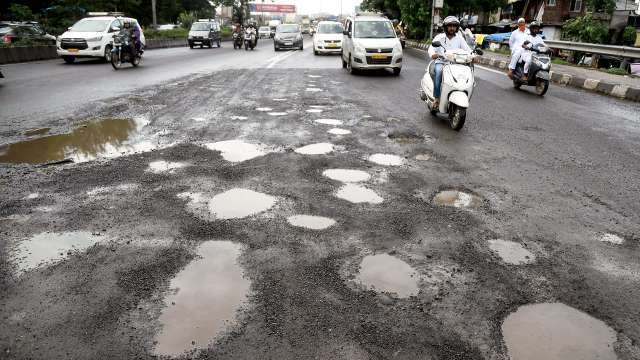 इस नगर निगम की शानदार पहल, गड्ढे वाली सड़क की सेल्फी भेजो, सड़क होगी रिपेयर