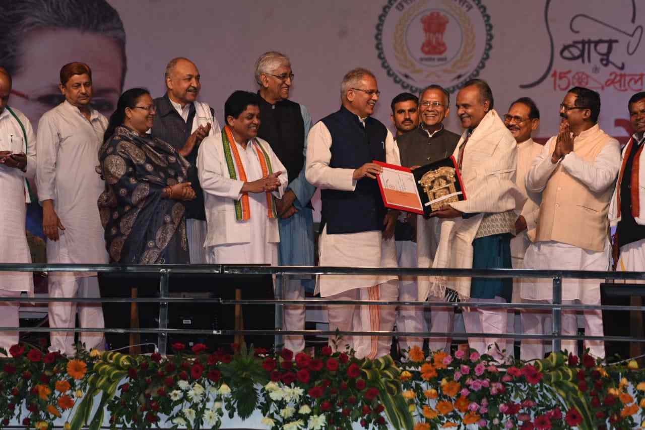 राज्योत्सव 2019 : मुख्यमंत्री भूपेश ने 11 विभूतियों और संस्थाओं को राज्य अलंकरण से किया सम्मानित