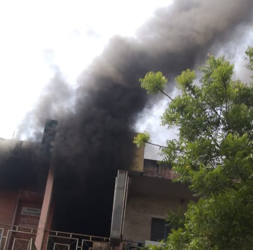 VIDEO : सीट कवर बनाने वाली दुकान में लगी भीषण आग, दमकल की 3 गाड़ियां आग बुझाने में जुटी