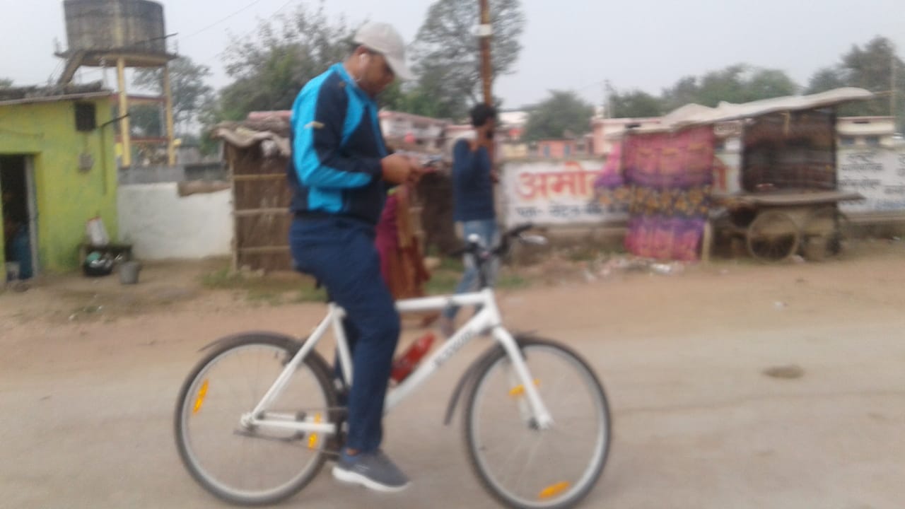 सफाई देखने साइकिल से निकले कलेक्टर, जिला अस्पताल सहित इन जगहों का किया निरीक्षण, अंदाज देख दंग रह गए लोग…